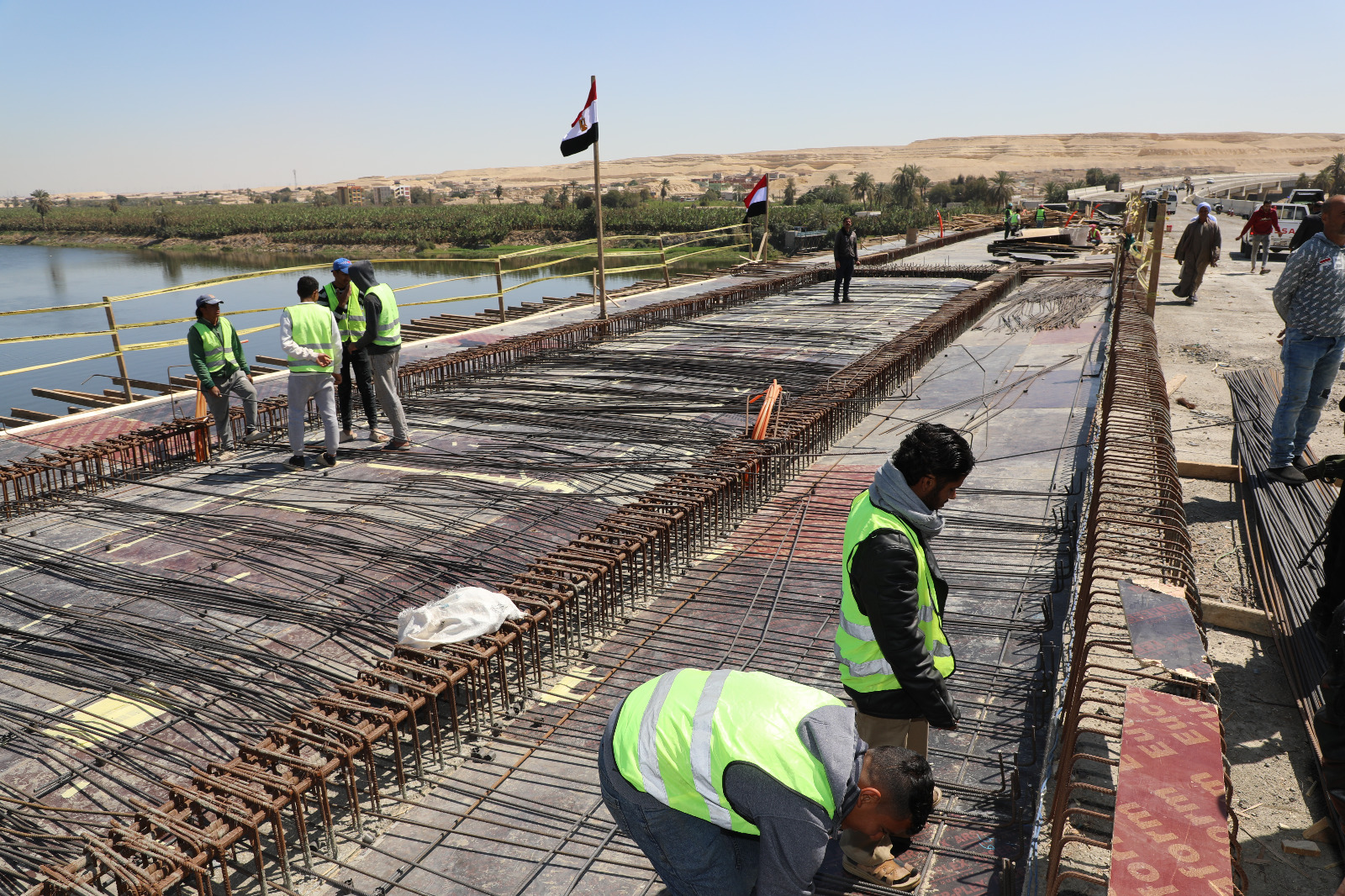    محافظ بني سويف يتابع  مشروع  محور الفشن الحر