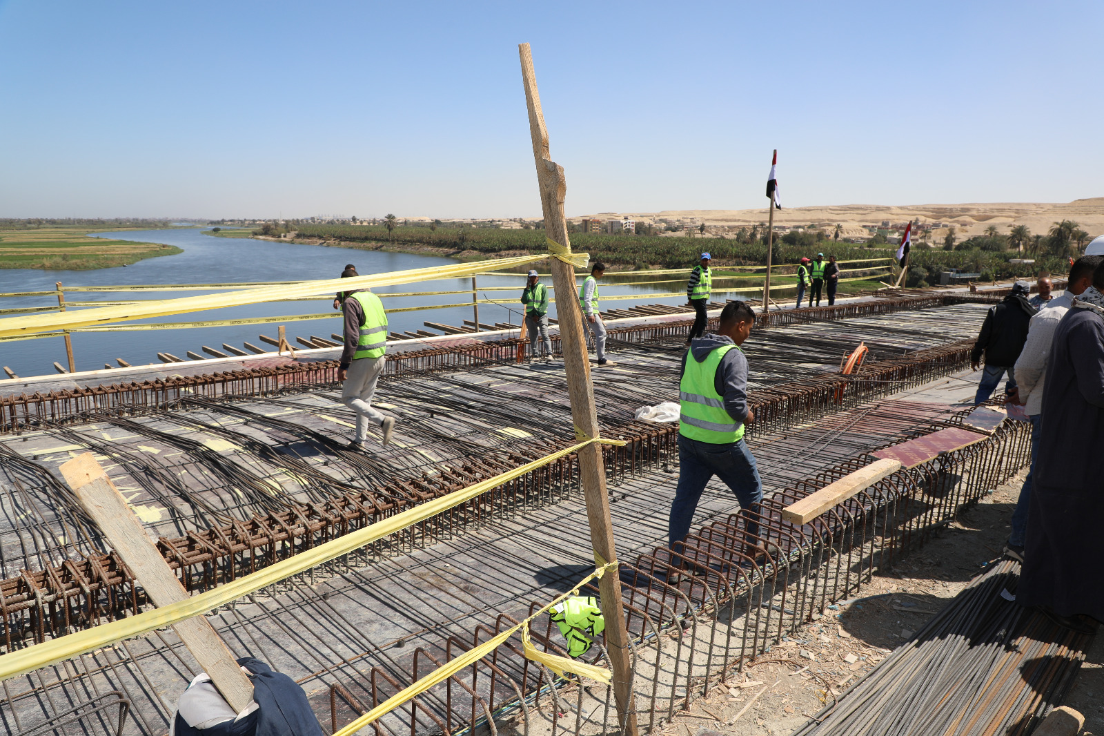    محافظ بني سويف يتابع  مشروع  محور الفشن الحر