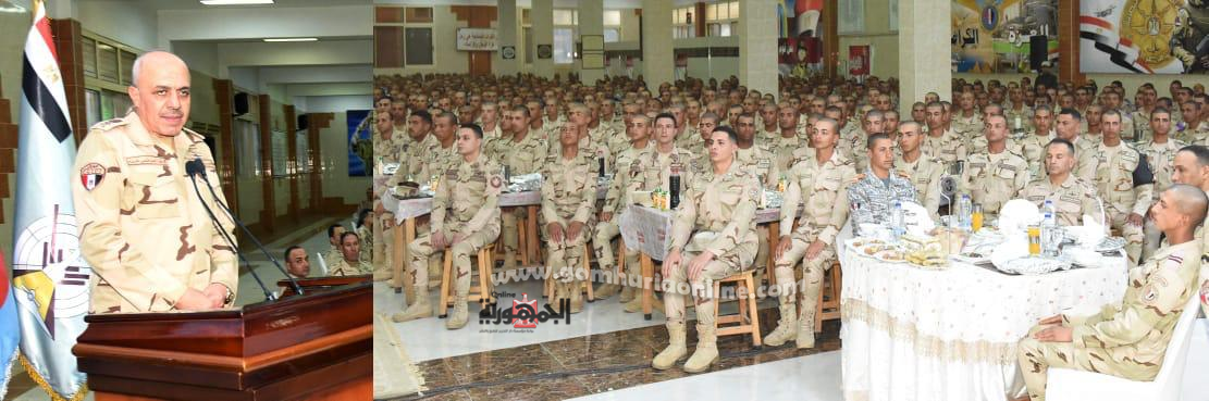 رئيس الأركان  يتناول وجبة الإفطار مع أعضاء هيئة تدريس وطلبة معهد ضباط الصف المعلمين