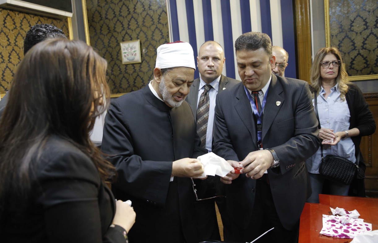 شيخ الازهر يدلي بصوته في لجنة الاستفتاء بمصر الجديدة .. صور