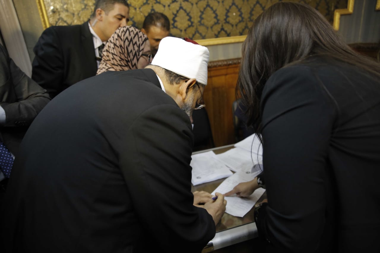 شيخ الازهر يدلي بصوته في لجنة الاستفتاء بمصر الجديدة .. صور