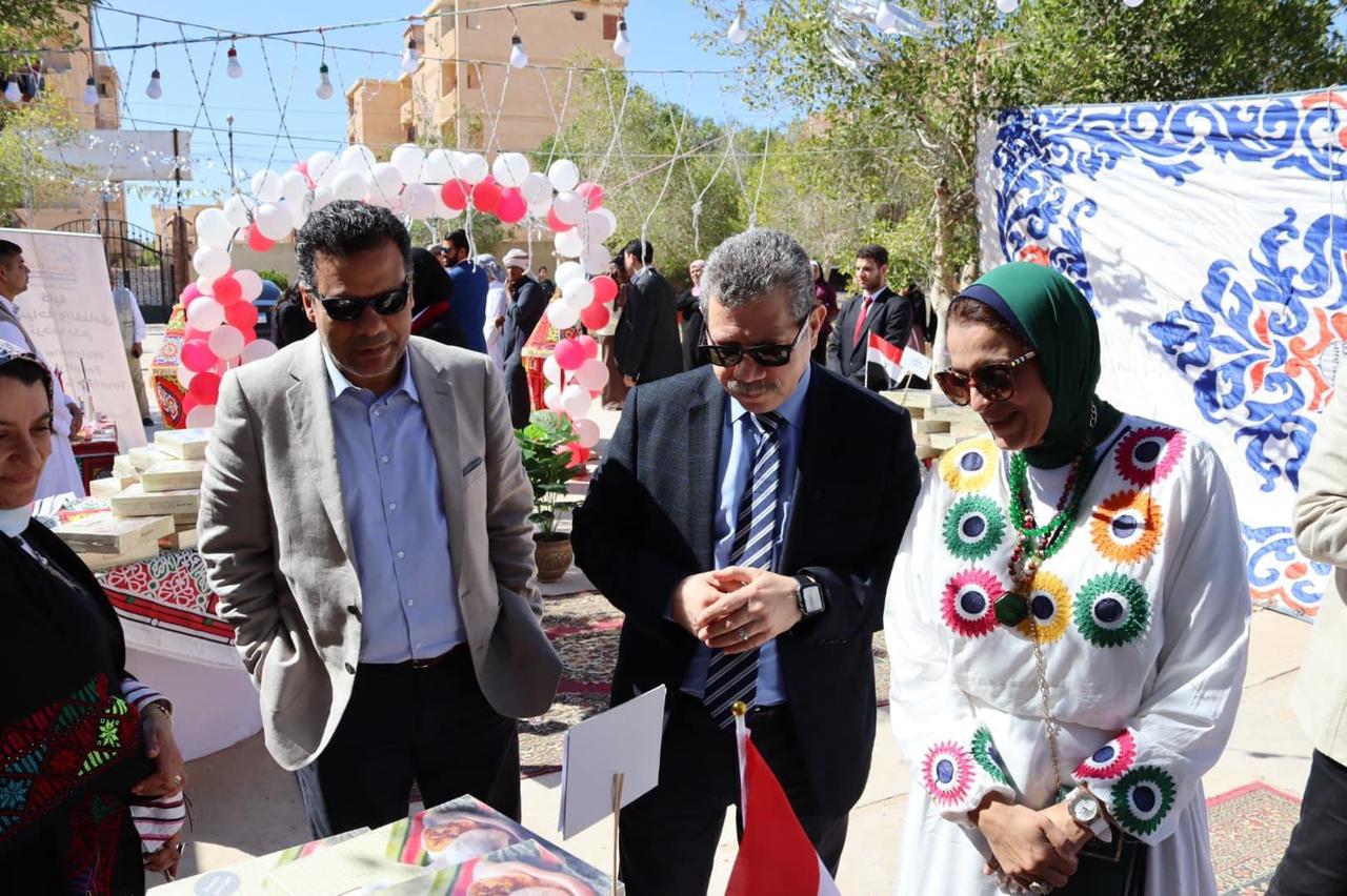 رئيس جامعة مطروح يفتتح معرض كلية السياحة الخيري لمستلزمات عيد الفطر 