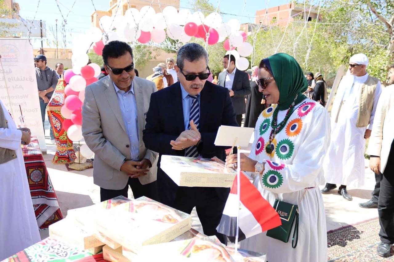 رئيس جامعة مطروح يفتتح معرض كلية السياحة الخيري لمستلزمات عيد الفطر 