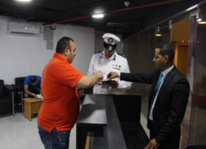 منافذ لإصدار الجوازات بـ 3 مراكز تجارية