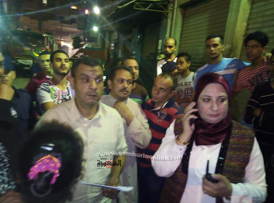 رئيسة حى الجمرك بموقع البلاغ تتابع انزال السكان من العقار