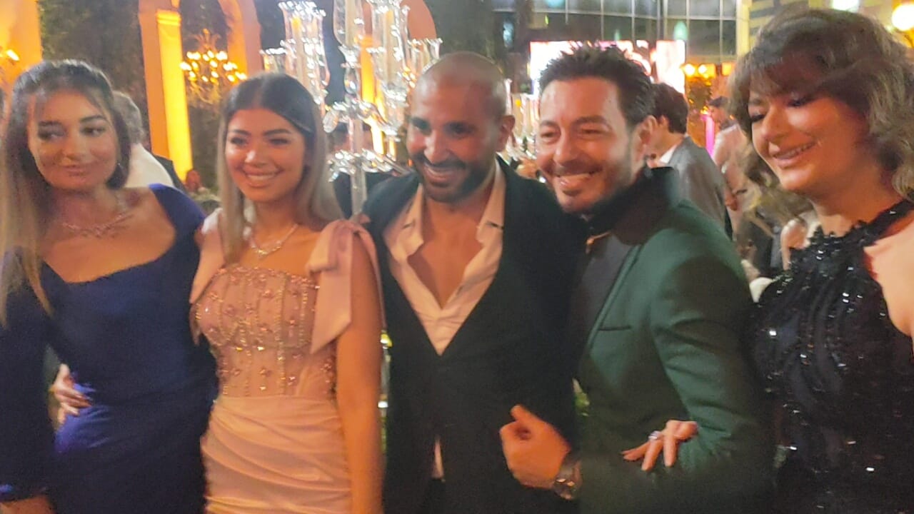 أحمد سعد وأحمد زاهر وزوجته وبناته 