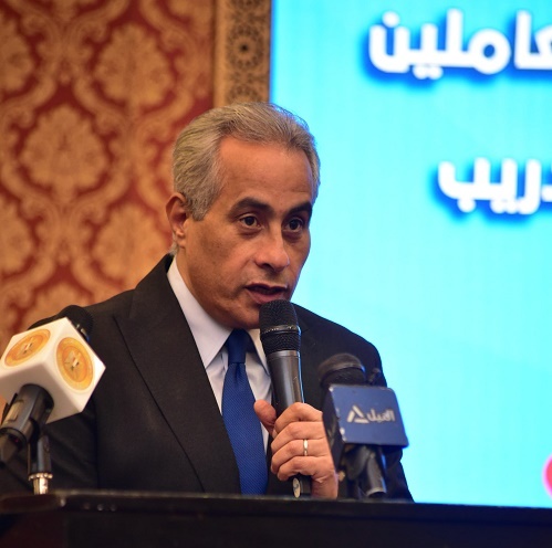 حسن شحاتة  وزير العمل