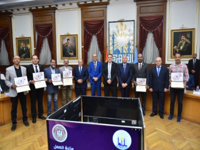 وزير العمل ومحافظ القاهرة يكرمان 