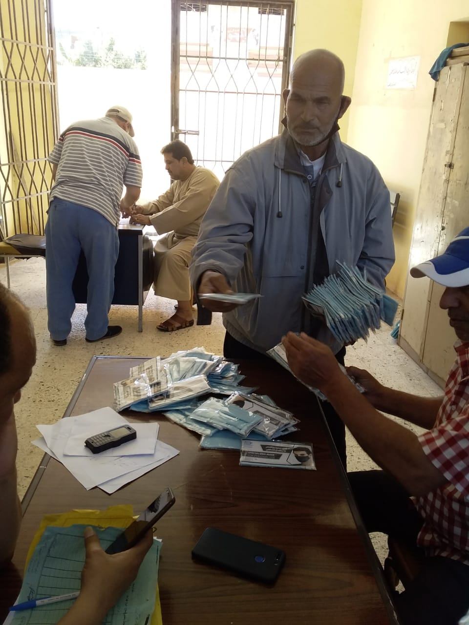 شاهد فى 12 صورة .. كيف استعدت التربية والتعليم لامتحانات الثانوية بادوات التعقيم والتطهير 