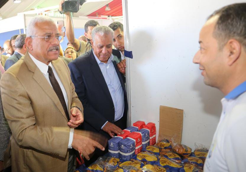 محافظ السويس يفتتح معرض مستلزمات الأسرة المصرية من السلع والمنتجات الغذائية  