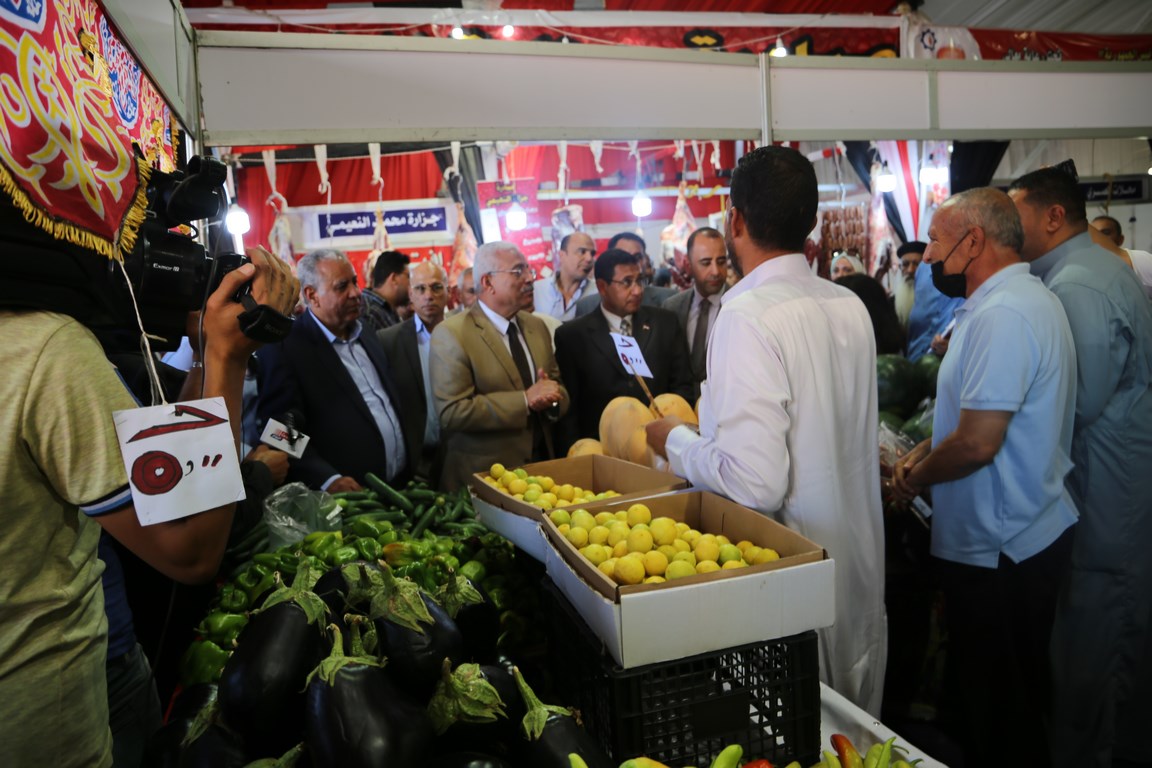 محافظ السويس يفتتح معرض مستلزمات الأسرة المصرية من السلع والمنتجات الغذائية  