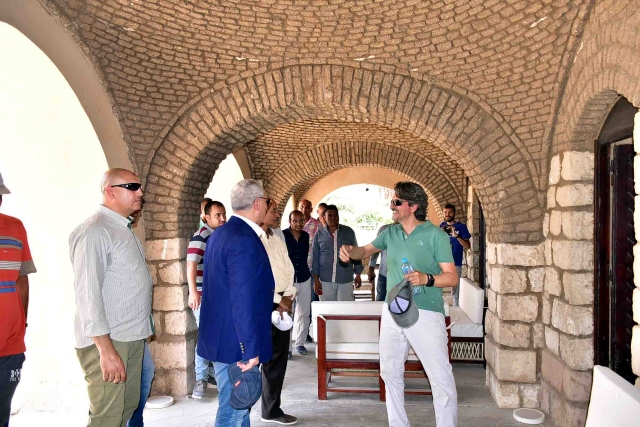 مصطفي ألهم يتفقد مشروعات محور الشمال وازدواج طريق الاقصر قنا الصحراوي الغربي