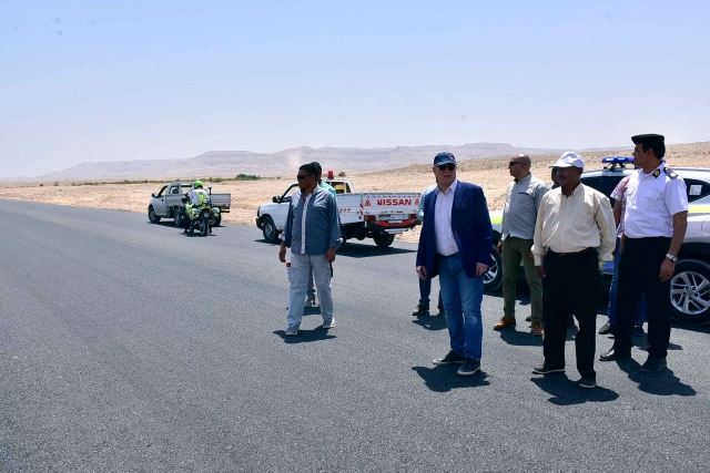 مصطفي ألهم يتفقد مشروعات محور الشمال وازدواج طريق الاقصر قنا الصحراوي الغربي
