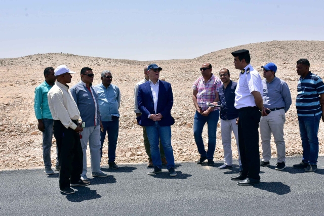 مصطفي ألهم يتفقد مشروعات محور الشمال وازدواج طريق الاقصر قنا الصحراوي الغربي
