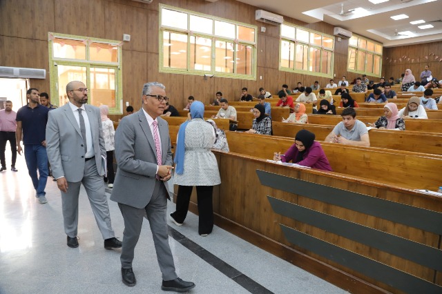 رئيس جامعة جنوب الوادي  يتفقد امتحانات الجامعة الأهلية