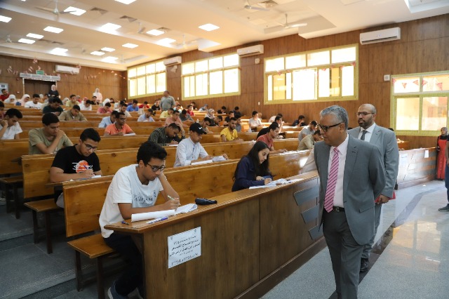 رئيس جامعة جنوب الوادي  يتفقد امتحانات الجامعة الأهلية