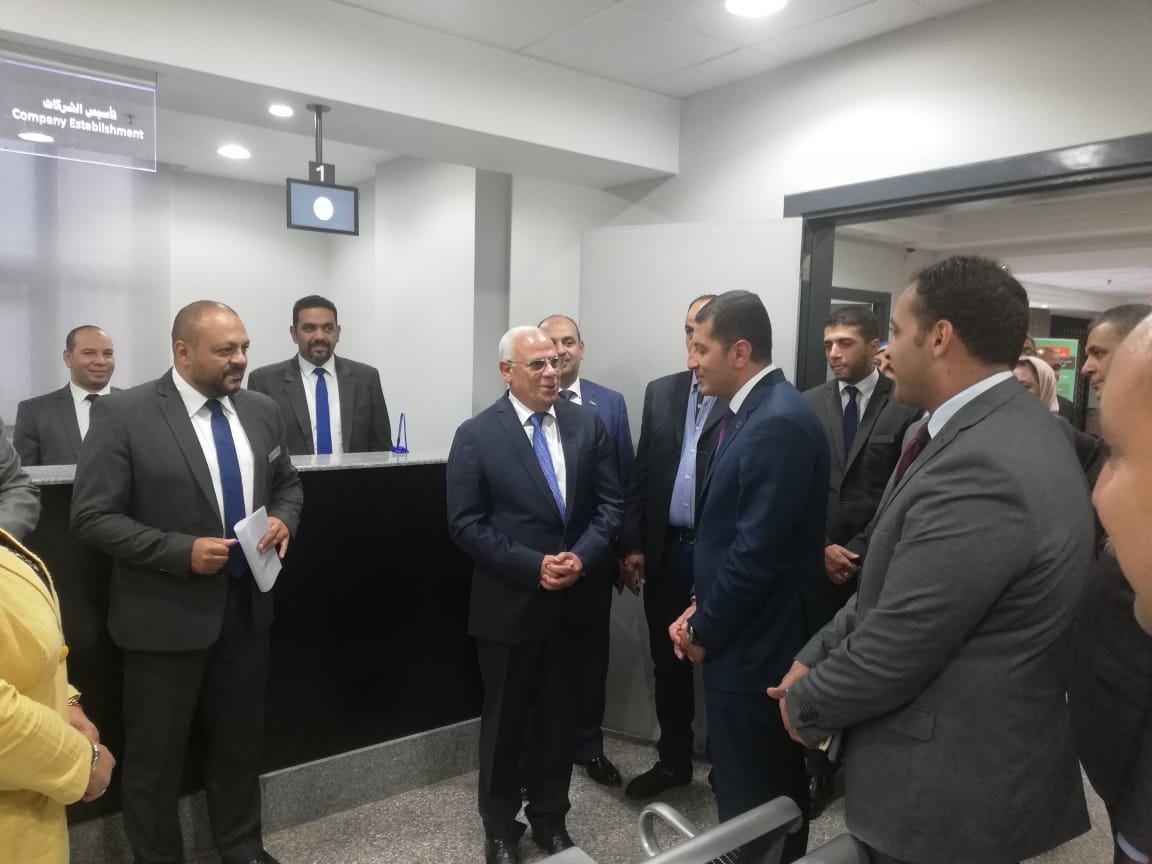 محافظ بورسعيد يتفقد مركز خدمة المستثمرين بالمنطقة الحرة العامة