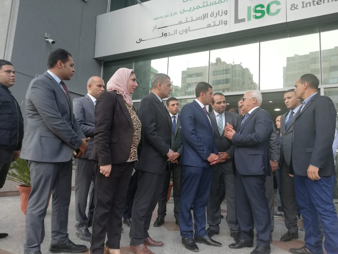محافظ بورسعيد يتفقد مركز خدمة المستثمرين بالمنطقة الحرة العامة
