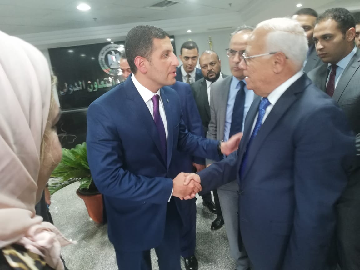 محافظ بورسعيد يتفقد مركز خدمة المستثمرين بالمنطقة الحرة العامة