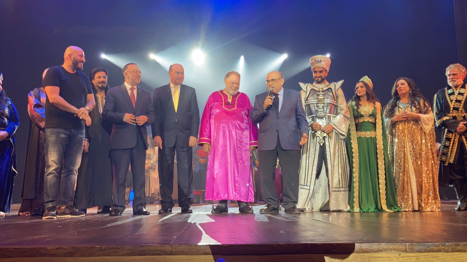 د. الفقي يشيد بمسرحية 
