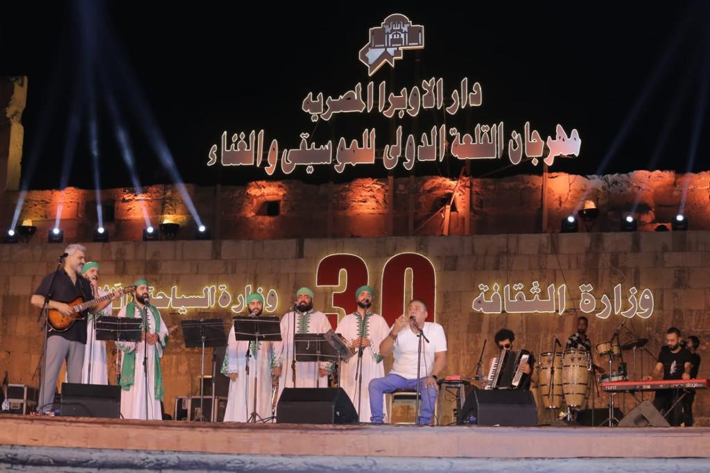 وسط البلد تغنى لشمس النهار  ... والحضرة تتعبد فى محراب الفن بمحكى القلعة  .. صور