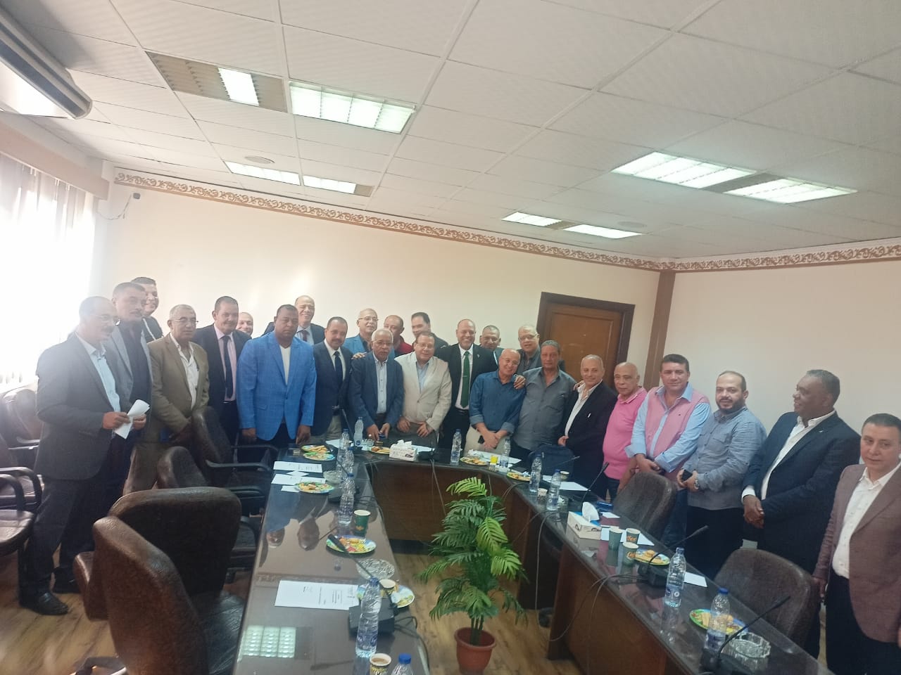 توطيد علاقات العمل بين طرفى الانتاج لتعظيم دور الصناعة الوطنية