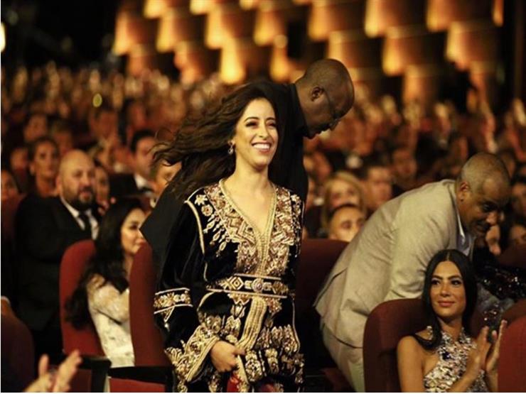 شاهد.. لحظة سقوط الفنانة المغربية نسرين راضي في مهرجان الجونة