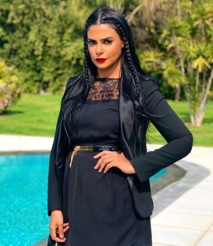 بالأسود .. إطلالة ساحرة لـ مروة الأزلى ..صور 
