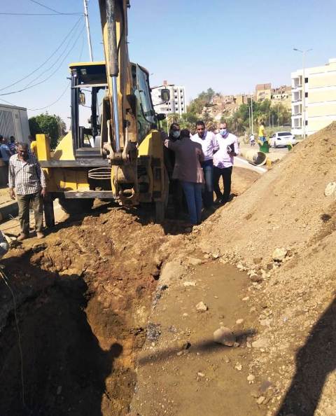 إصلاح خط الطرد بالكرور وإعادة تدفق مياه الشرب بطريق السادات وحى الصداقة بأسوان..صور