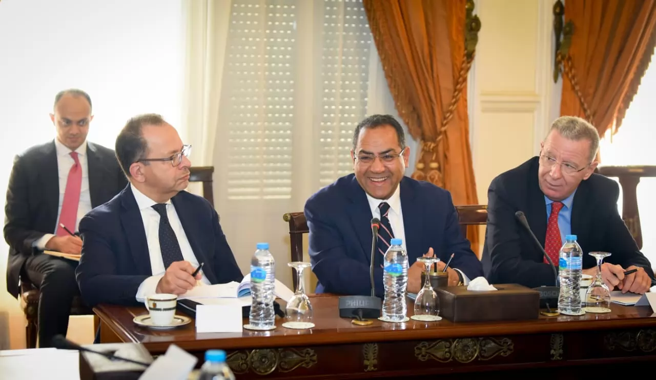 وزير الخارجية يلتقي أعضاء اللجنة الوطنية لآلية مراجعة النظراء الأ