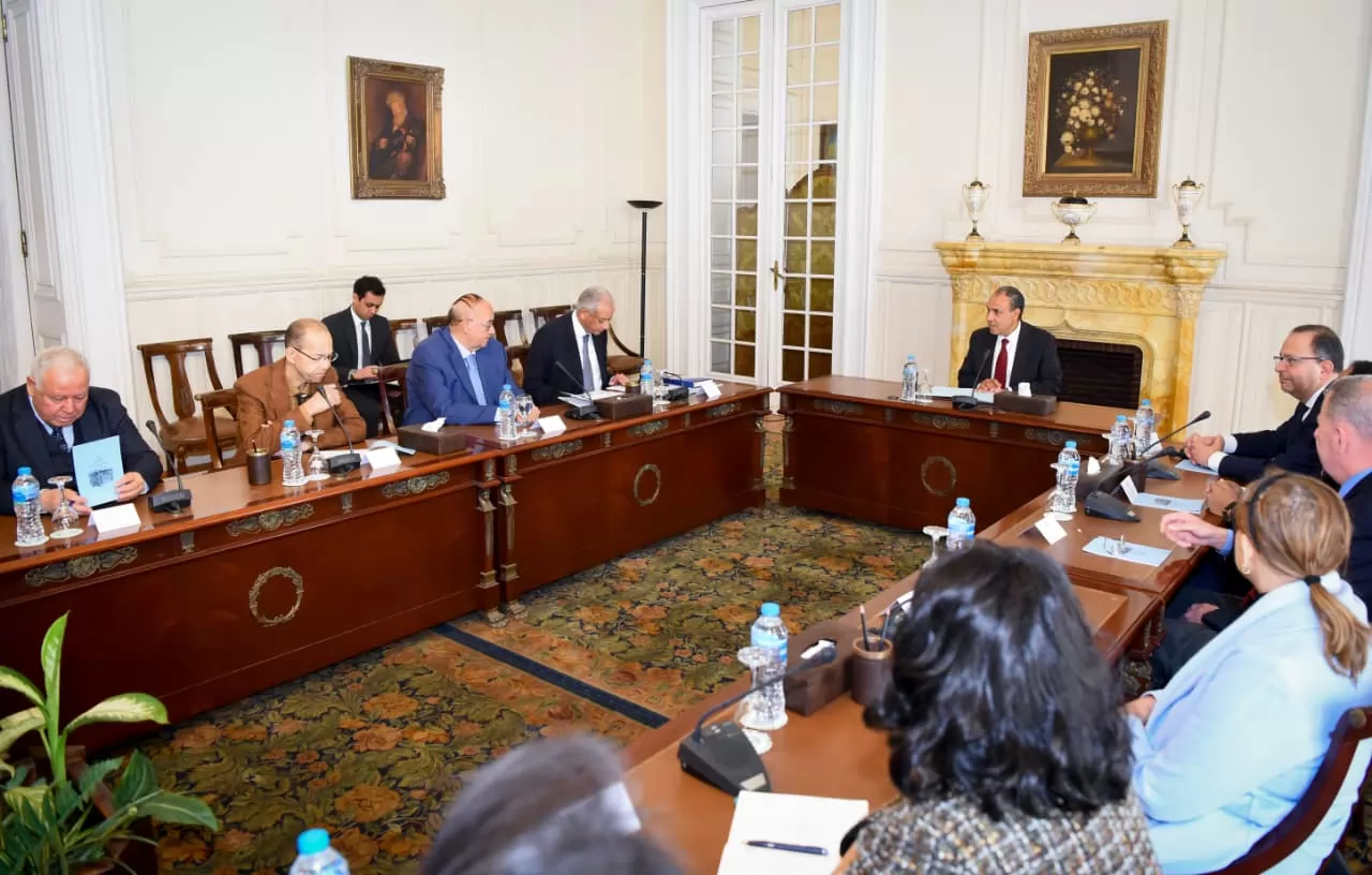 وزير الخارجية يلتقي أعضاء اللجنة الوطنية لآلية مراجعة النظراء الأ