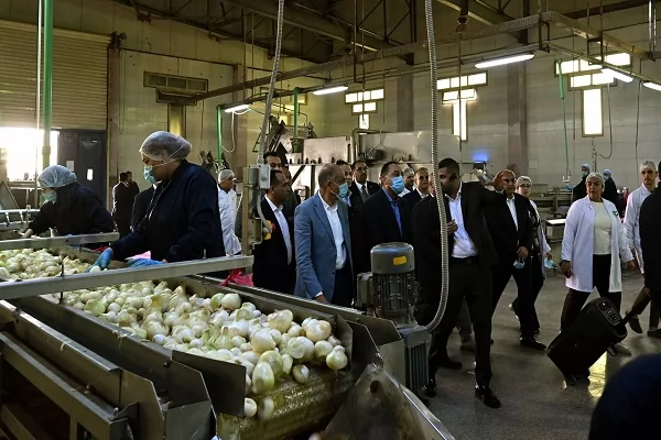رئيس الوزراء يتفقد مصنع تجفيف الحاصلات الزراعية 