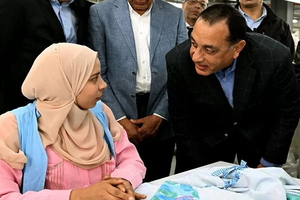 رئيس الوزراء يتفقد مصنع 
