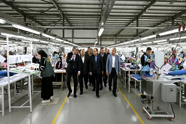 رئيس الوزراء يتفقد مصنع 