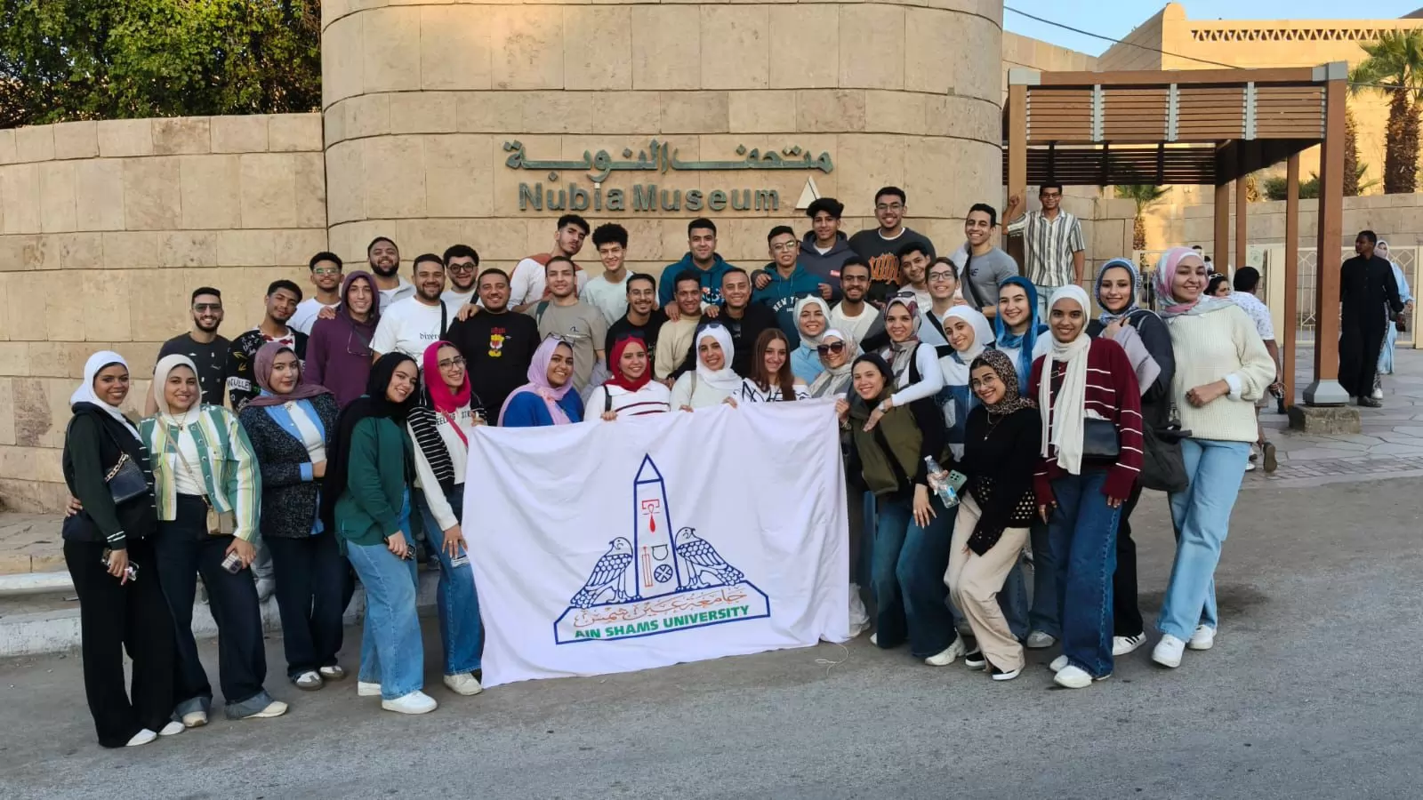 طلاب جامعة عين شمس يشاركون في رحلة إلى مدينتي الأقصر وأسوان