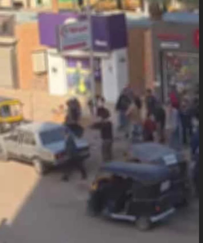 الداخلية تكشف تفاصيل فيديو متداول لاصطحاب سيدة بالقوة داخل سيارة 