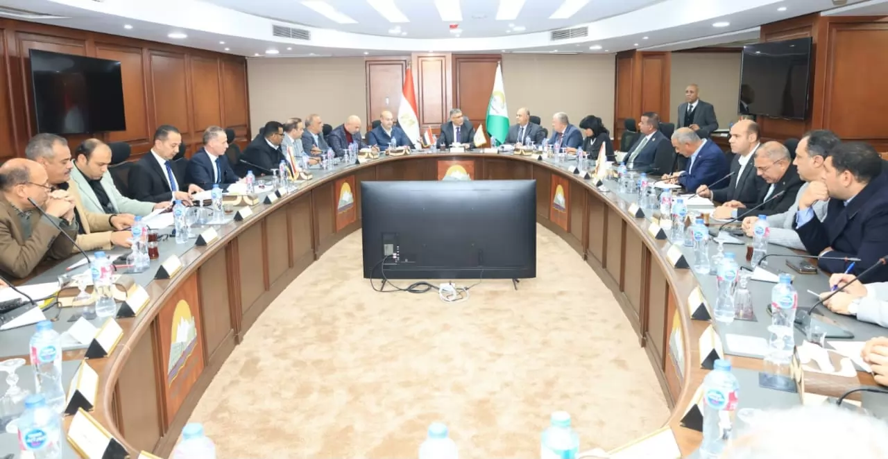 محافظ الجيزة يعقد لقاءً موسعًا مع أعضاء مجلسي النواب والشيوخ 