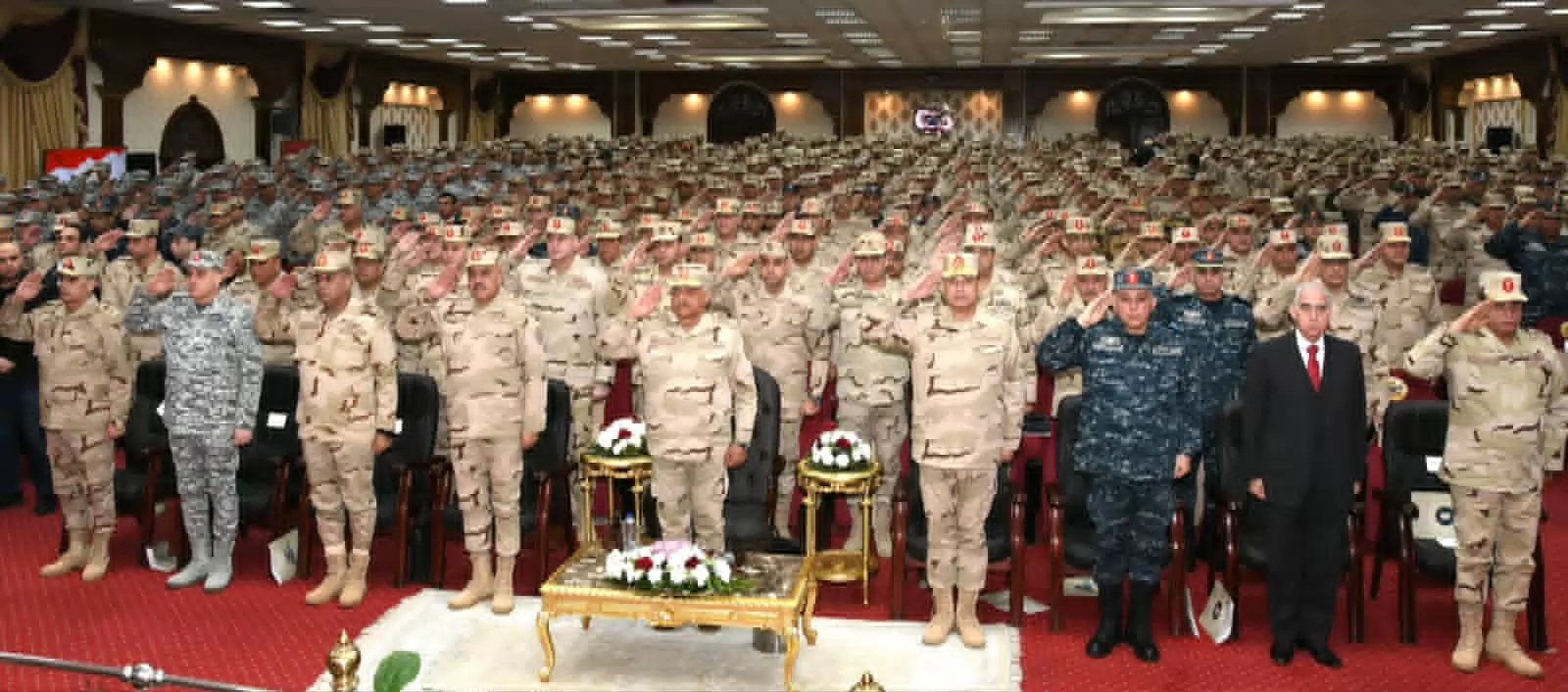 وزير الدفاع يلتقى قادة وضباط القوات المسلحة 