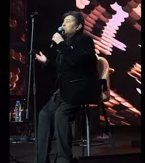 جالسًا على كرسي.. الظهور الاول لـ هانى شاكر بعد أزمته الصحية