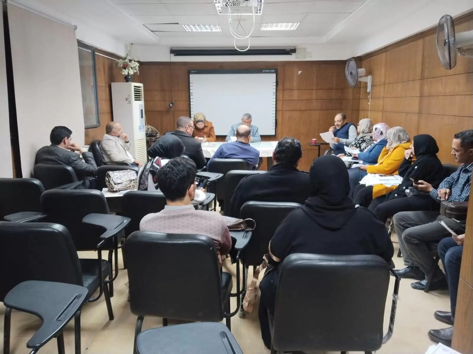 وكيل وزارة الصحة بالمنيا يجتمع بمديري مستشفيات العدوة والشيخ فضل 