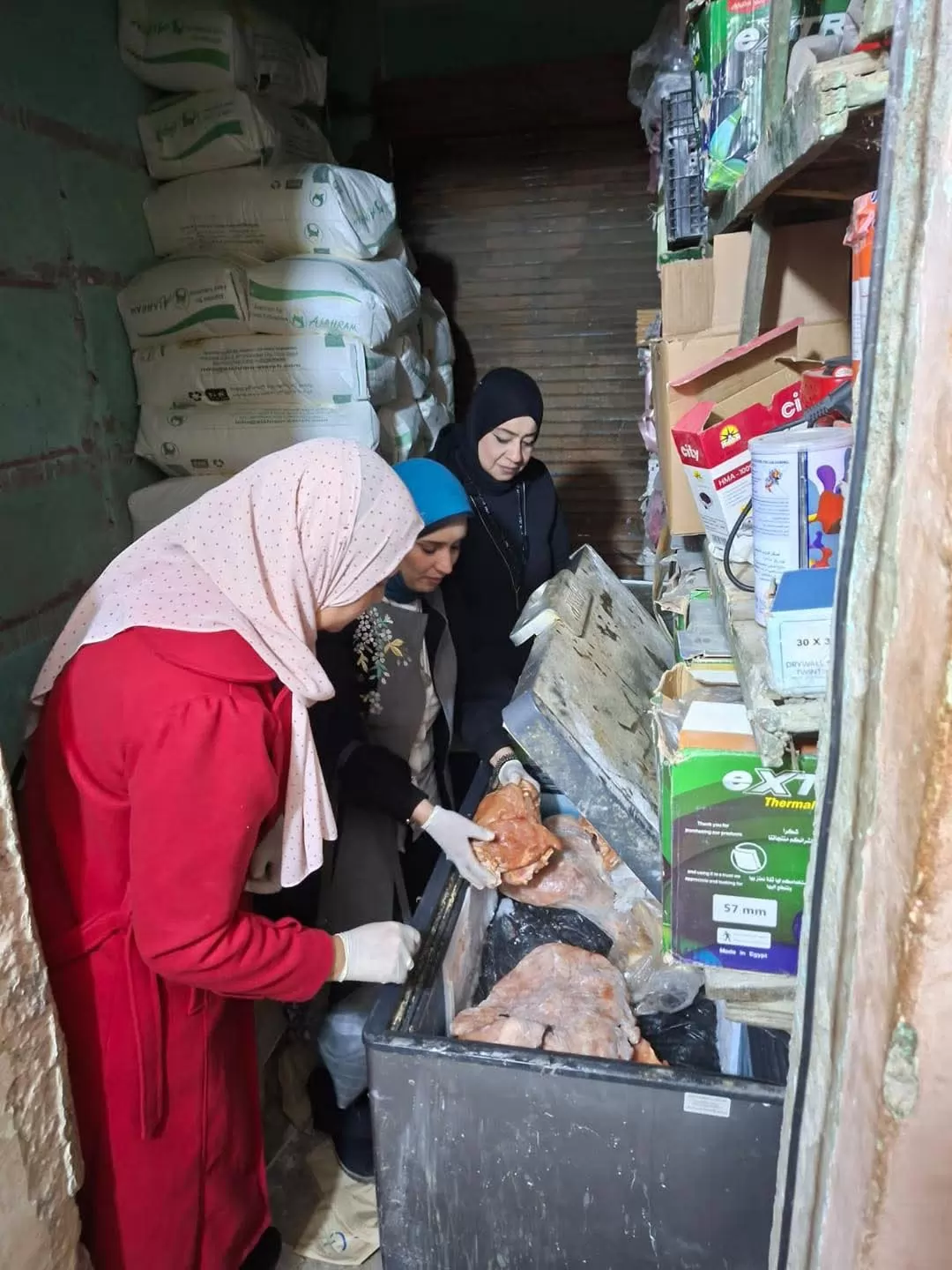 ضبط كميات كبيرة من الدواجن واللحوم الفاسدةقبل توزيعها على المطاعم