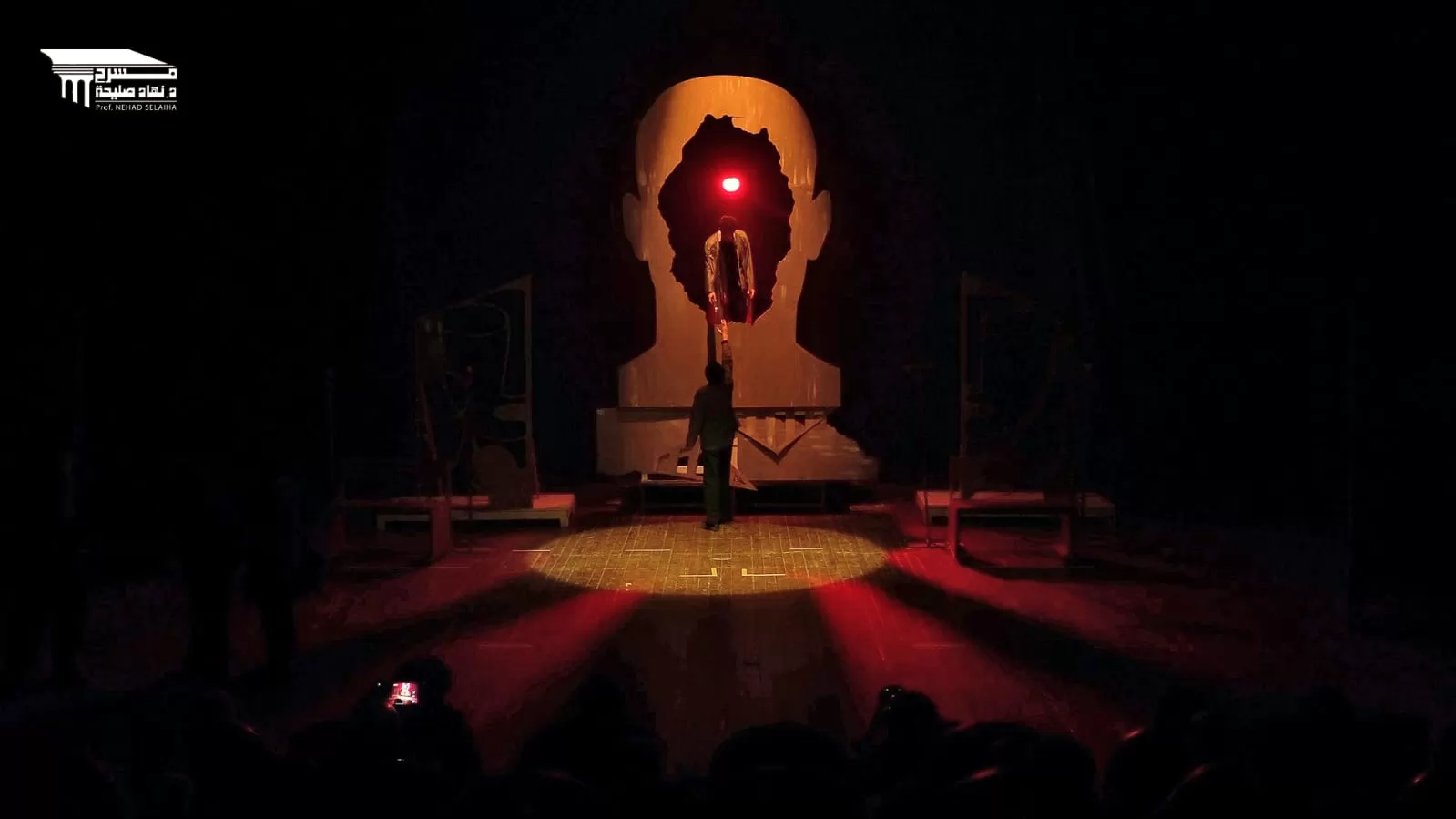 إقبال جماهيري لافت على عرض «المضطر يركب القطر» وحصاد 3 جوائز