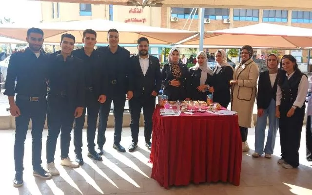 صيدلة الجامعة المصرية الروسية تنظم معرض الطلاب لمستحضرات التجميل.