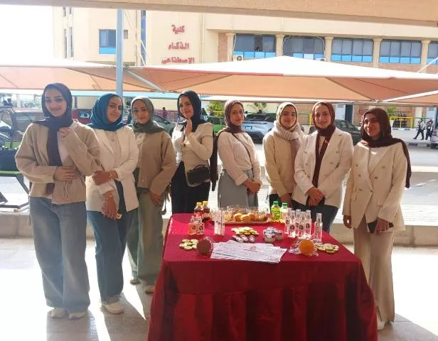 صيدلة الجامعة المصرية الروسية تنظم معرض الطلاب لمستحضرات التجميل.