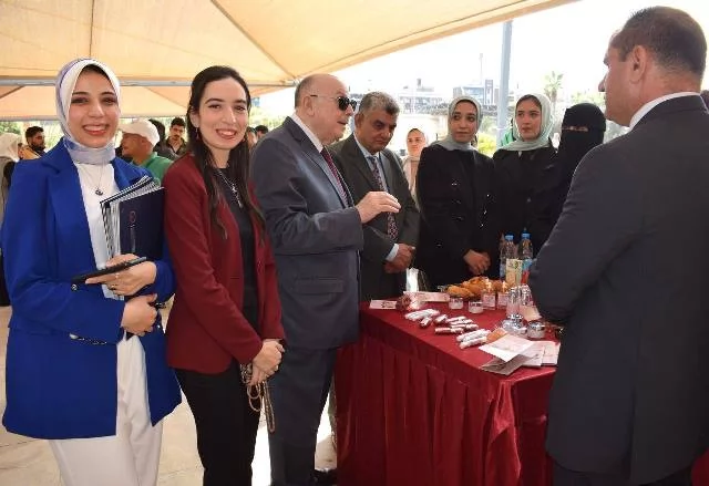 صيدلة الجامعة المصرية الروسية تنظم معرض الطلاب لمستحضرات التجميل.