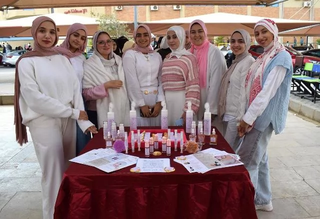 صيدلة الجامعة المصرية الروسية تنظم معرض الطلاب لمستحضرات التجميل.