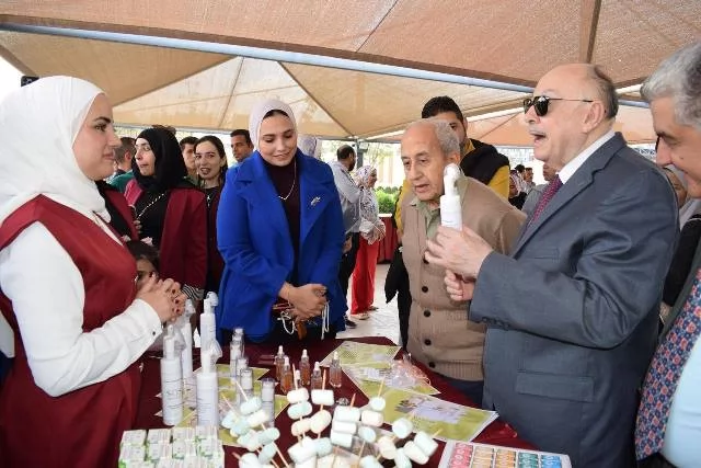 صيدلة الجامعة المصرية الروسية تنظم معرض الطلاب لمستحضرات التجميل.