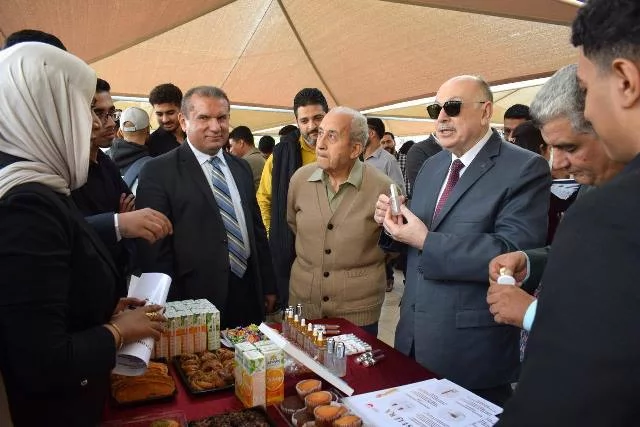 صيدلة الجامعة المصرية الروسية تنظم معرض الطلاب لمستحضرات التجميل.