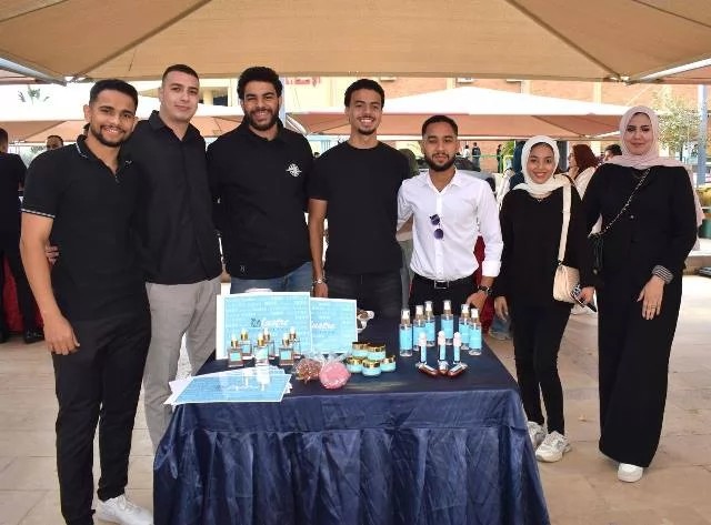 صيدلة الجامعة المصرية الروسية تنظم معرض الطلاب لمستحضرات التجميل.
