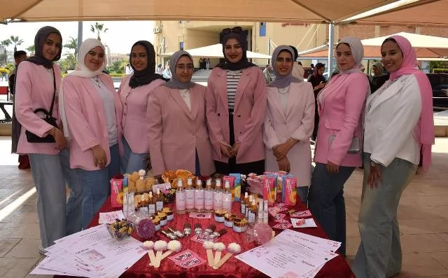 صيدلة الجامعة المصرية الروسية تنظم معرض الطلاب لمستحضرات التجميل.